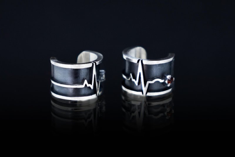 Cardiogram ear cuff of sterling silver 925 with garnet, Heartbeat Pulse EKG no p - 耳環/耳夾/耳骨夾 - 銀 銀色