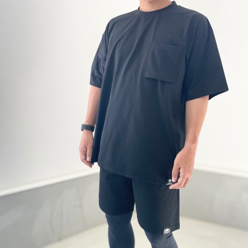 2024 New Arrival [Unisex] Rashguard Pocket Big Silhouette T-shirt [Black] - เสื้อยืดผู้หญิง - เส้นใยสังเคราะห์ สีดำ