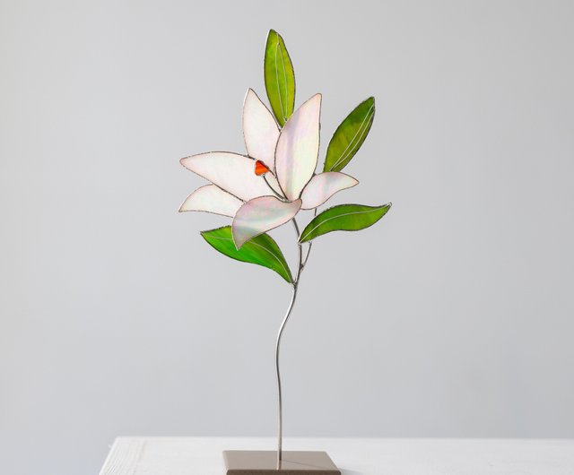 石のスタンドに置かれたステンド グラスのユリの花、テーブル装飾、花