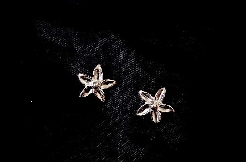 Handmade silver earring flower - Earrings & Clip-ons - Silver Silver