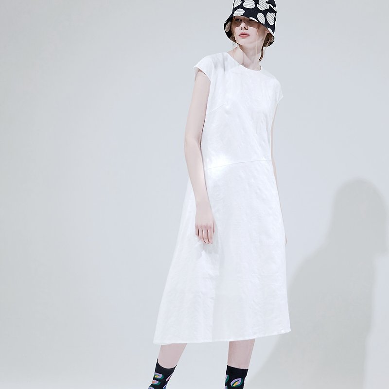 Slightly slanted drop-piece cap-sleeve dress - ชุดเดรส - ผ้าฝ้าย/ผ้าลินิน ขาว