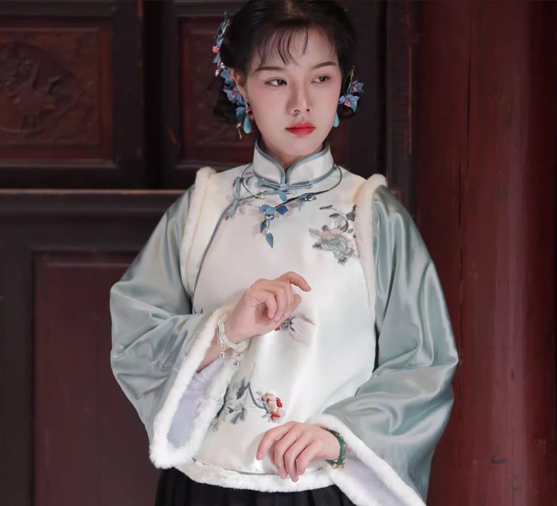 [Qingyudie] Retro style of the Republic of China, embroidered inverted large sleeves, faux two piece plus velvet Chinese top - Women's Tops - Other Materials Blue