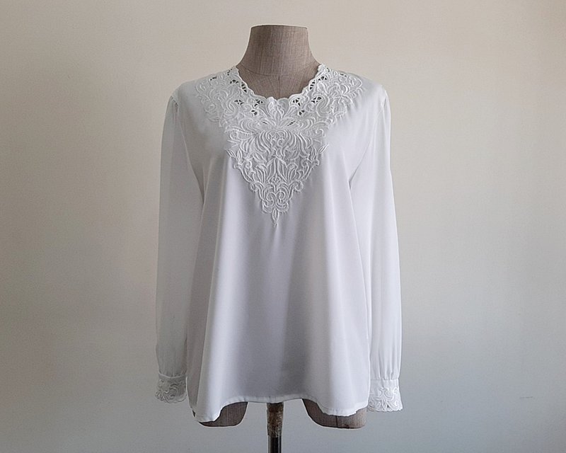 Medium Vintage White Embroidered Blouse Womens Long Puff Sleeve Top M - 女上衣/長袖上衣 - 聚酯纖維 白色