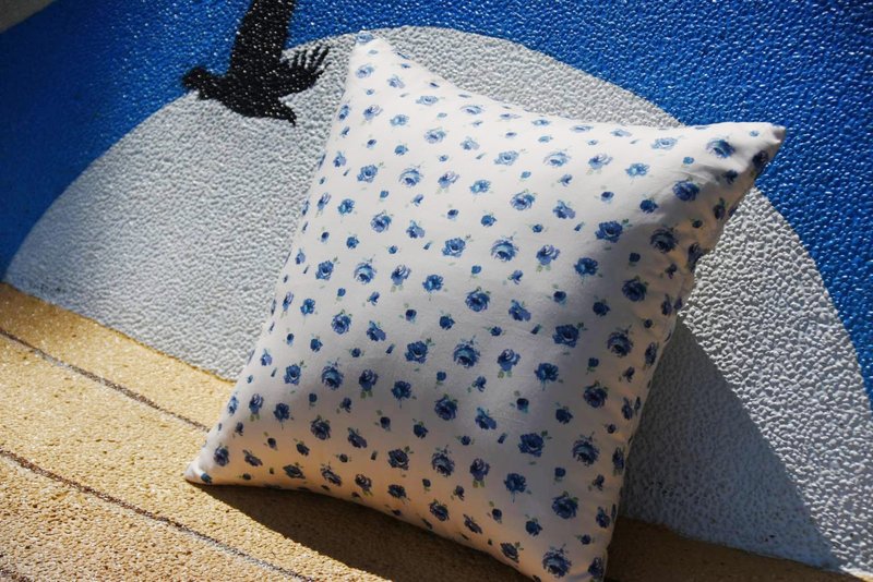 British Fine Cotton/Painted Rose Cushion - หมอน - ผ้าฝ้าย/ผ้าลินิน หลากหลายสี