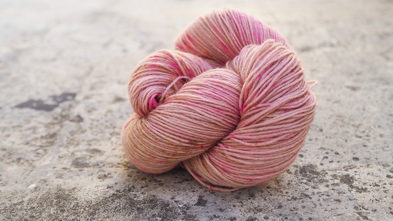 手染めの靴下。ピンクの花びら（ブルー顔のひつじ100） - 編み物/刺繍/羊毛フェルト/裁縫 - ウール 