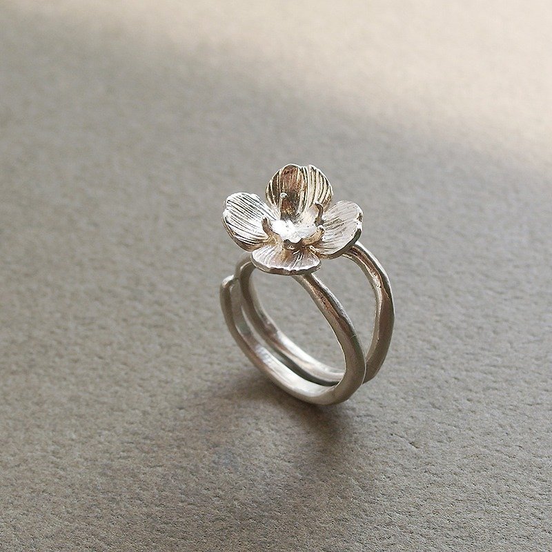 拈花 純銀戒指 /花朵 開放式戒圍 - 戒指 - 其他金屬 白色