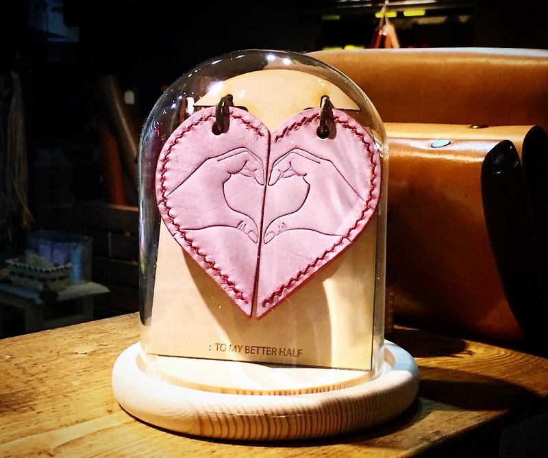 バレンタインデーの革DIYをレタリングする1人の半分のハート型のキーホルダーよく縫い付けられた革素材のバッグ - キーホルダー・キーケース - 革 レッド
