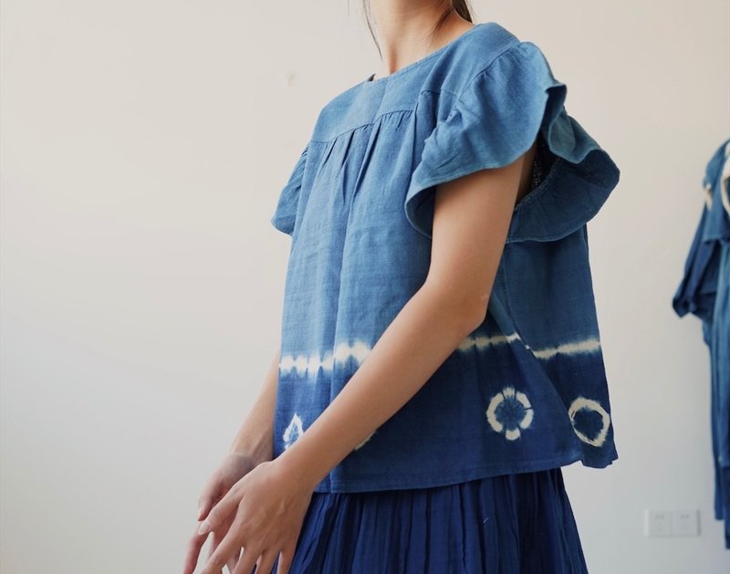 Hand-dyed blue round neck ruffled sleeves short sleeves - เสื้อผู้หญิง - ผ้าฝ้าย/ผ้าลินิน สีน้ำเงิน