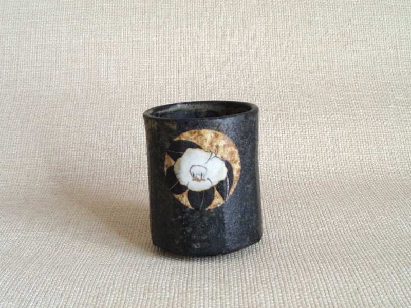 八角湯のみ 金銀彩白椿a - 茶壺/茶杯/茶具 - 陶 黑色