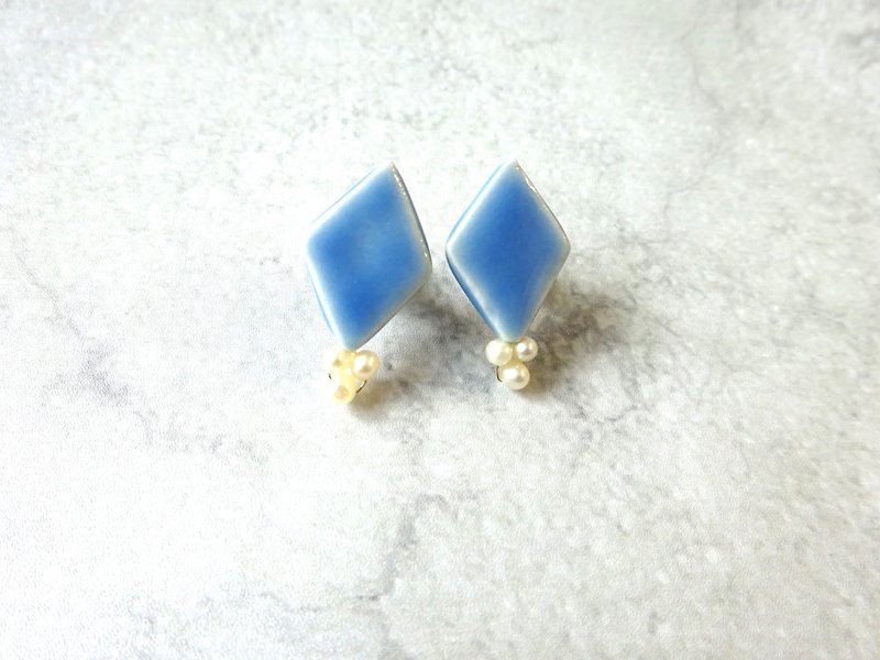 hishigata freshwater pearl earrings/ Clip-On /light blue - ต่างหู - ดินเผา สีน้ำเงิน