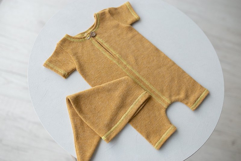 Yellow bodysuit for newborns: the perfect outfit for a baby - 嬰兒手鍊/飾品 - 其他金屬 黃色