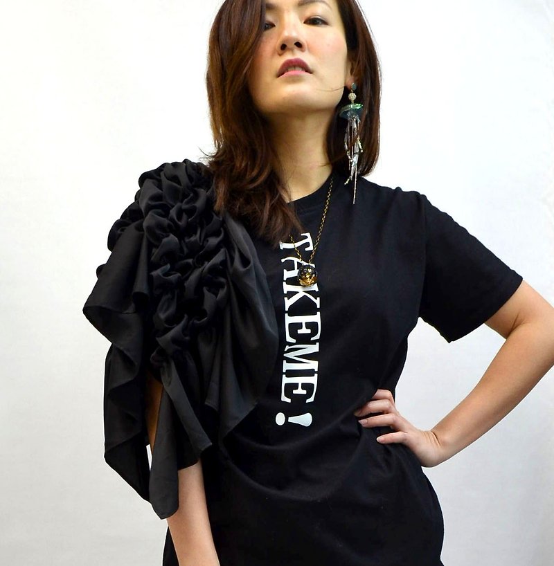 TIMBEE LO black wave shoulder TAKE ME TEE shawl can be buttoned demolition - เสื้อยืดผู้หญิง - ผ้าฝ้าย/ผ้าลินิน สีดำ