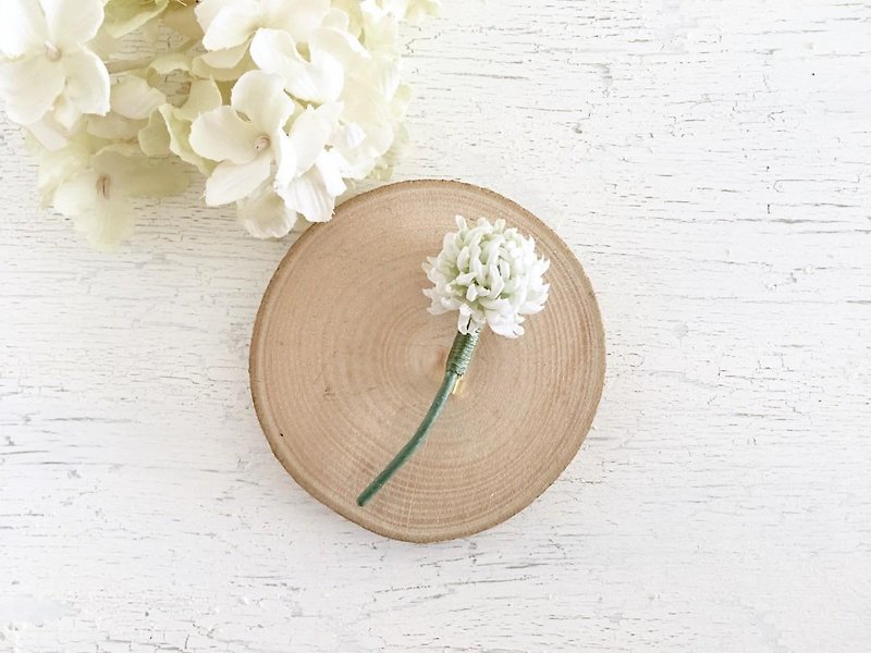 Hand dyed white filled grass brooch. - Brooches - Cotton & Hemp White