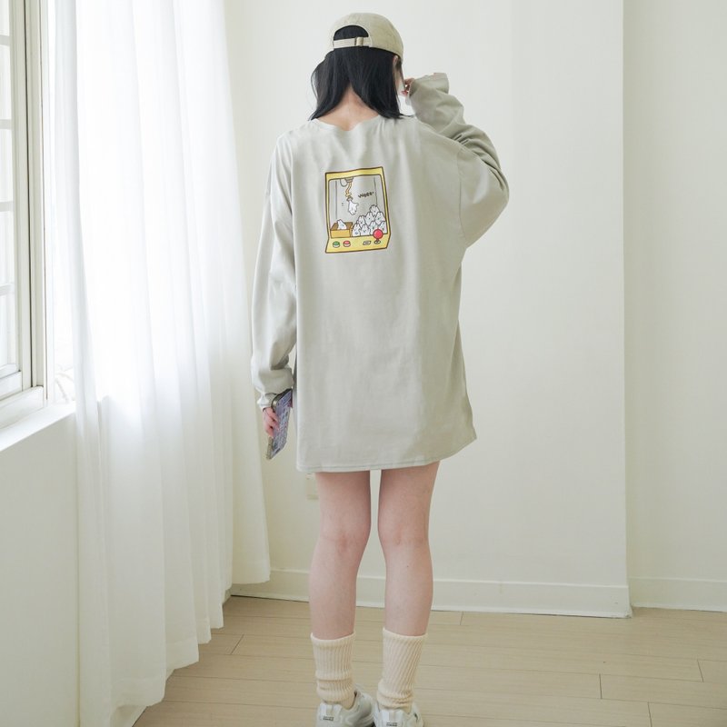 Mochi Rabbit Coin Claw Machine-double-sided design thin long sleeves oversize (light gray) - เสื้อยืดผู้หญิง - ผ้าฝ้าย/ผ้าลินิน สีเทา