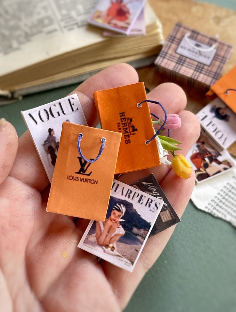 Miniature decor (bags, magazines and a flower) - 公仔/玩偶 - 其他材質 多色