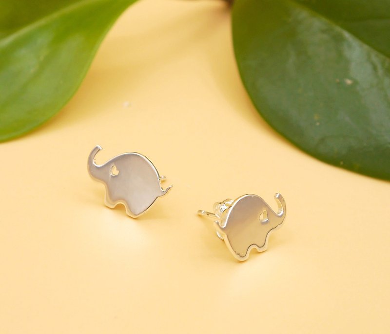Handmade Little Elephant earring - Silver plated on brass - ต่างหู - โลหะ สีเงิน