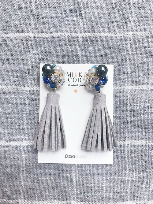 MIAKA CODE 。Handmade & Fashion 手工串珠 施華洛水晶 藍灰色皮革流蘇 日本耳針/夾式耳環
