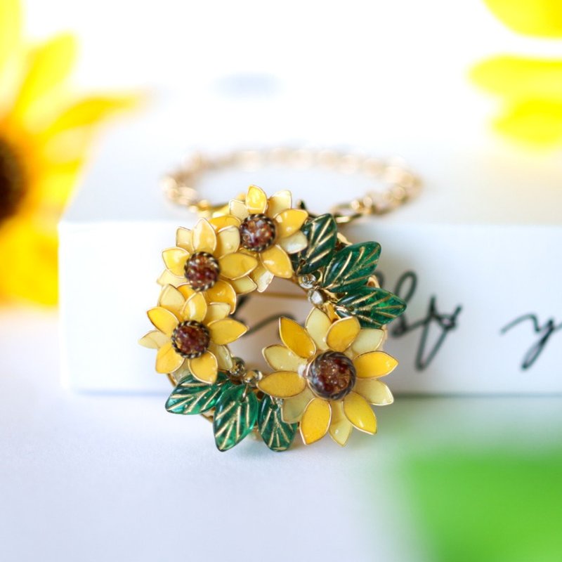 2way Brooch & Bag Charm Sunflower Wreath - พวงกุญแจ - เรซิน สีเหลือง