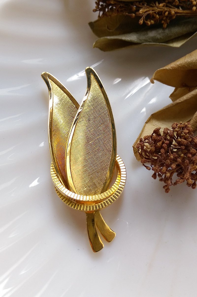 Western antique jewelry. Gold tone double leaf three-dimensional brooch - เข็มกลัด/พิน - โลหะ สีทอง