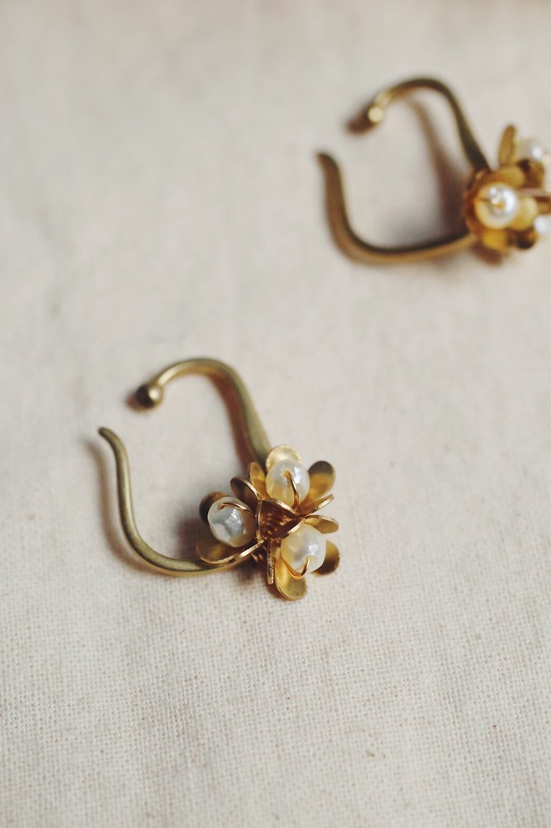 A sense of life ritual small daisy pearl ear bone clip mask practice combination - Earrings & Clip-ons - Other Metals Gold