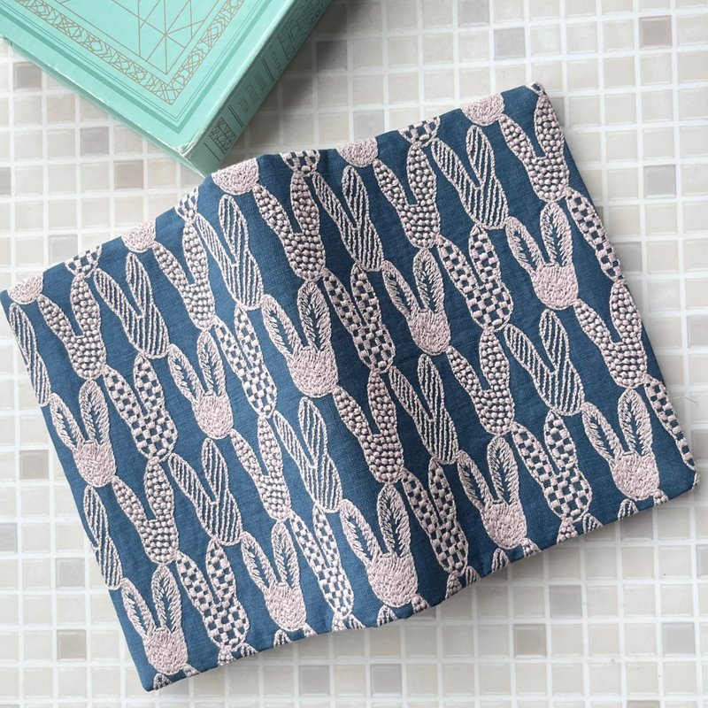 mina perhonen pomppia  うさぎ　刺繍 書衣　A6  ハンドメイド　ブックカバー　日本制作 - 書衣/書套 - 棉．麻 藍色