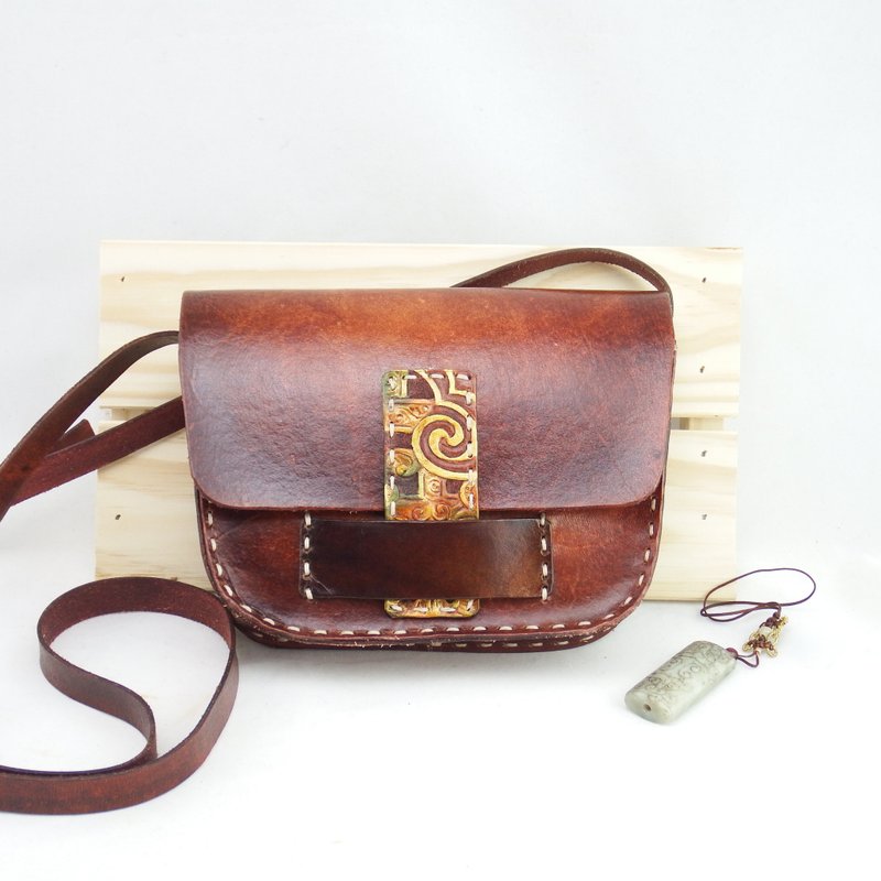 Hand-made vegetable tanned leather cloud dragon pattern carry side crossbody bag - กระเป๋าแมสเซนเจอร์ - หนังแท้ สีนำ้ตาล