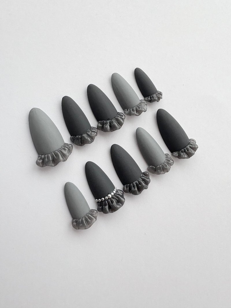 大人可愛いグレーフリルネイル・パールのネックレス風デザイン - 其他 - 塑膠 灰色