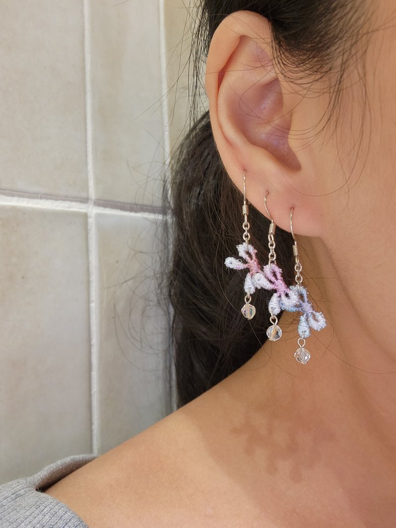 【花片蕾絲系列】小蝴蝶結耳環(純銀耳針/手工漸層染色) - 耳環/耳夾/耳骨夾 - 其他材質 