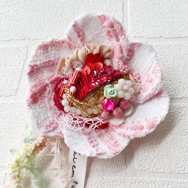 Corsage Brooch No.60　Handmade Accessory - เข็มกลัด/ข้อมือดอกไม้ - งานปัก 