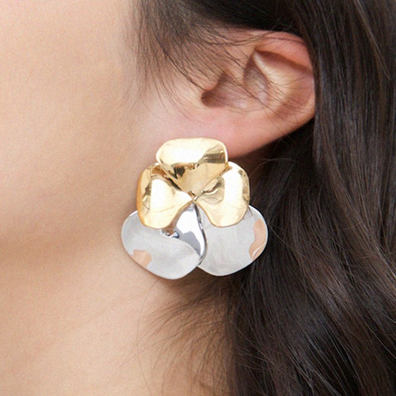 gold and silver color matching big flower earrings - ต่างหู - ทองแดงทองเหลือง สีทอง