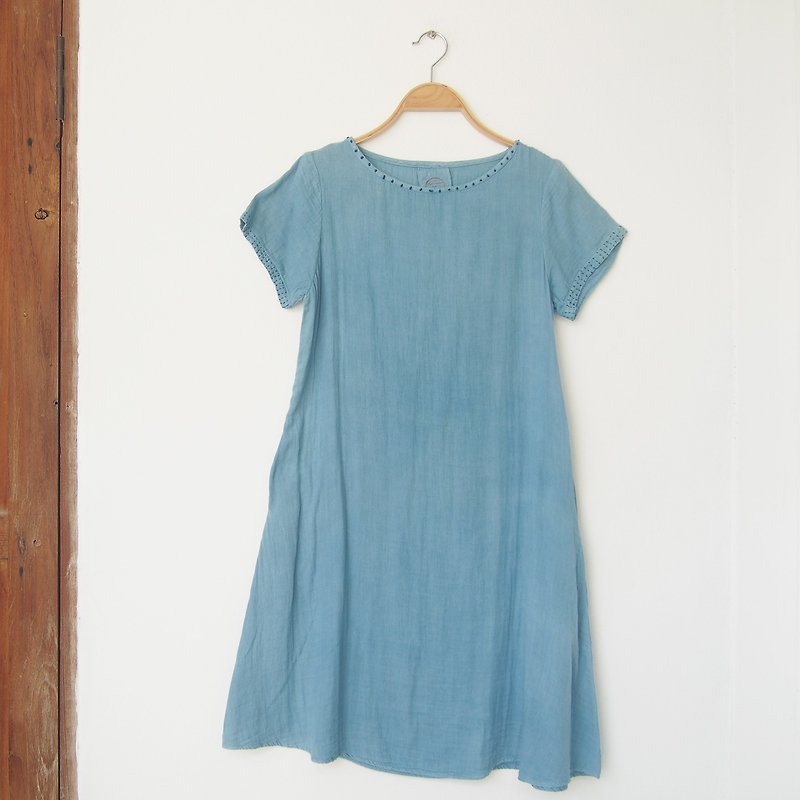Pale indigo dress / hand embroidery - natural dye - 連身裙 - 棉．麻 藍色