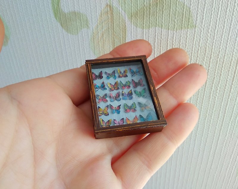 1:12 scale.Collection of butterflies under glass for dollhouses. - ตุ๊กตา - วัสดุอื่นๆ 
