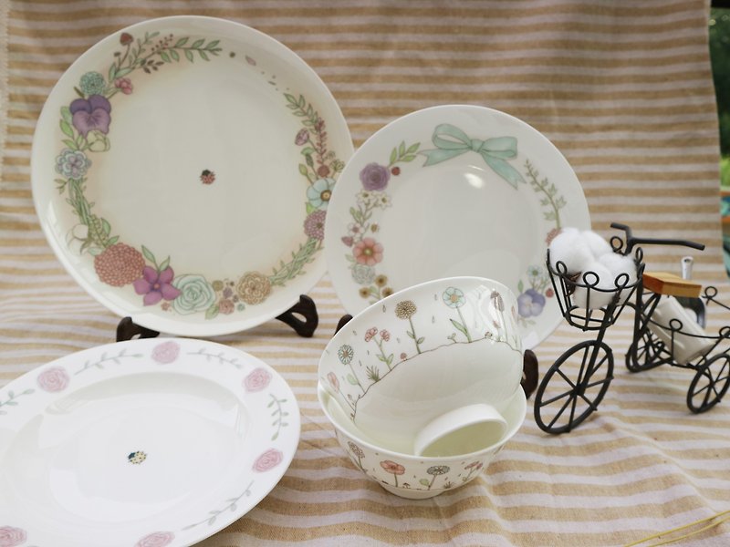 Ladybug Garden Bone China Tableware 5-Piece Set Gift/Premium Tableware - Plates & Trays - Porcelain Multicolor