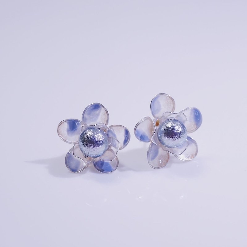 丸い花とブルーのペア - ピアス・イヤリング - レジン ブルー