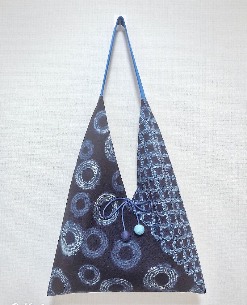 𣈱 款 再 再 / Japanese style 侧 side backpack / large size / blue dyed circle - กระเป๋าแมสเซนเจอร์ - ผ้าฝ้าย/ผ้าลินิน หลากหลายสี