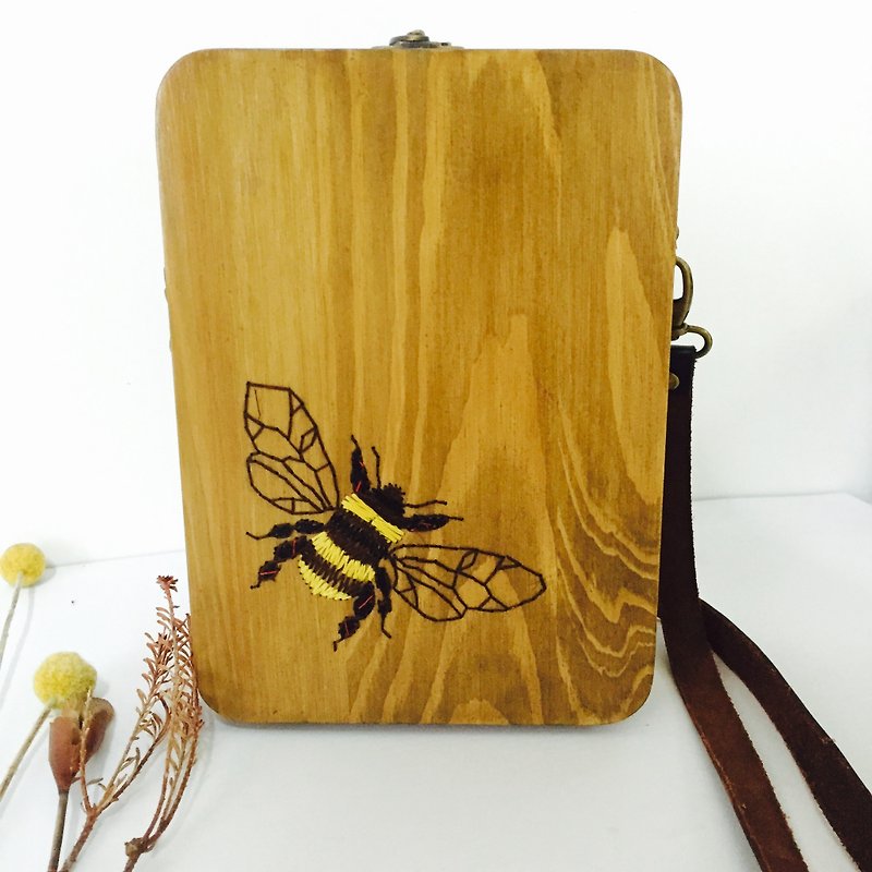 元森手作純手工刺繡木包包 秘密花園之蜜蜂 孤品木包 - 側背包/斜孭袋 - 木頭 咖啡色