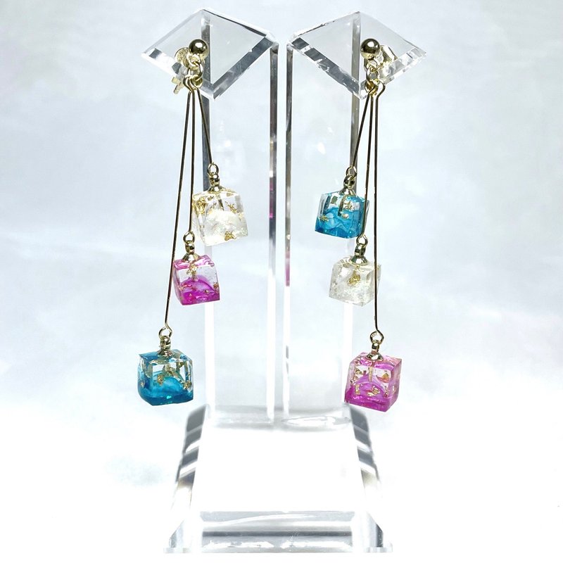 CUBEーpink×green×auroraー (Pierce・Clip-On) - Earrings & Clip-ons - Resin Multicolor