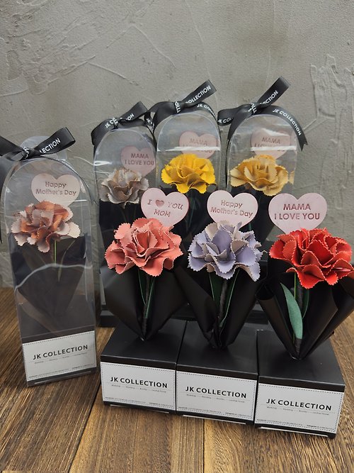 JK Collection 【客製化母親節禮物】皮革康乃馨禮盒配心型皮革刻名牌