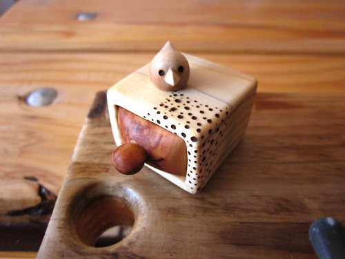 plad Stud earrings box, jewelry box, wood carving, miniature wood carving, wood box