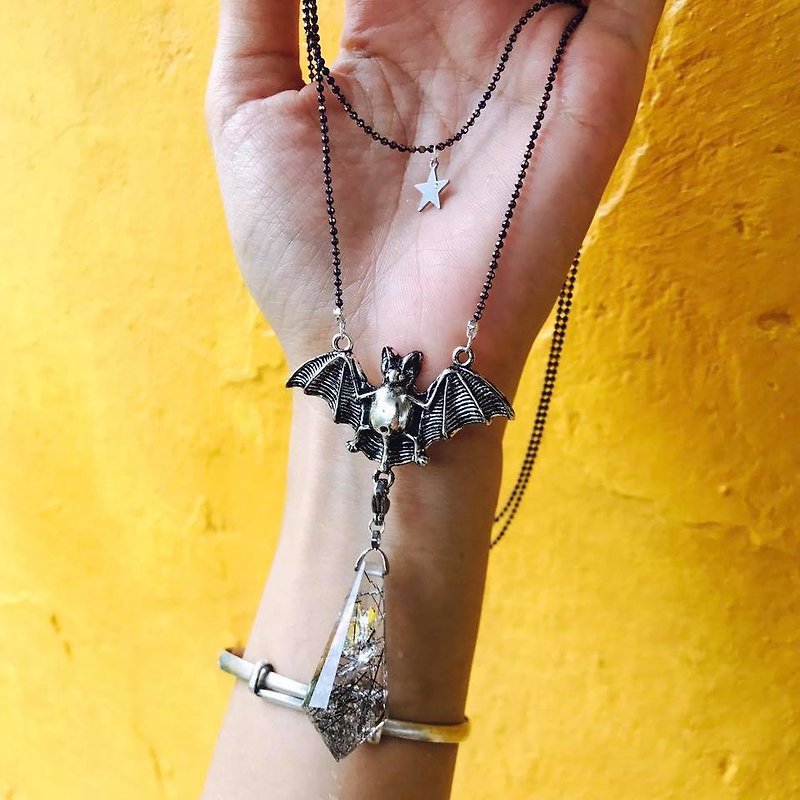 【Lost And Find】Natural rainbow in rutilated quartz bat necklace - สร้อยคอ - เครื่องเพชรพลอย สีดำ