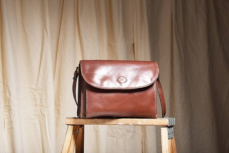 "Vintage THE TREND Oblique Shoulder" Caramel Backpack VBK 002 - กระเป๋าแมสเซนเจอร์ - หนังแท้ สีนำ้ตาล