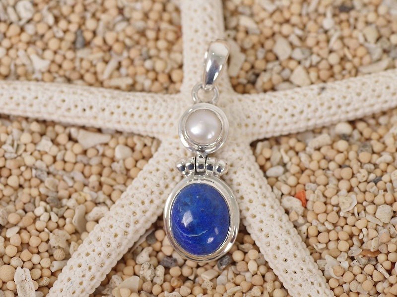 Navy blue lapis lazuli and freshwater pearl pendant top - สร้อยคอ - หิน สีน้ำเงิน