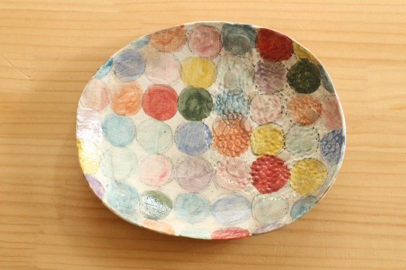 Oval dish of colorful dot dusting. - จานเล็ก - ดินเผา 
