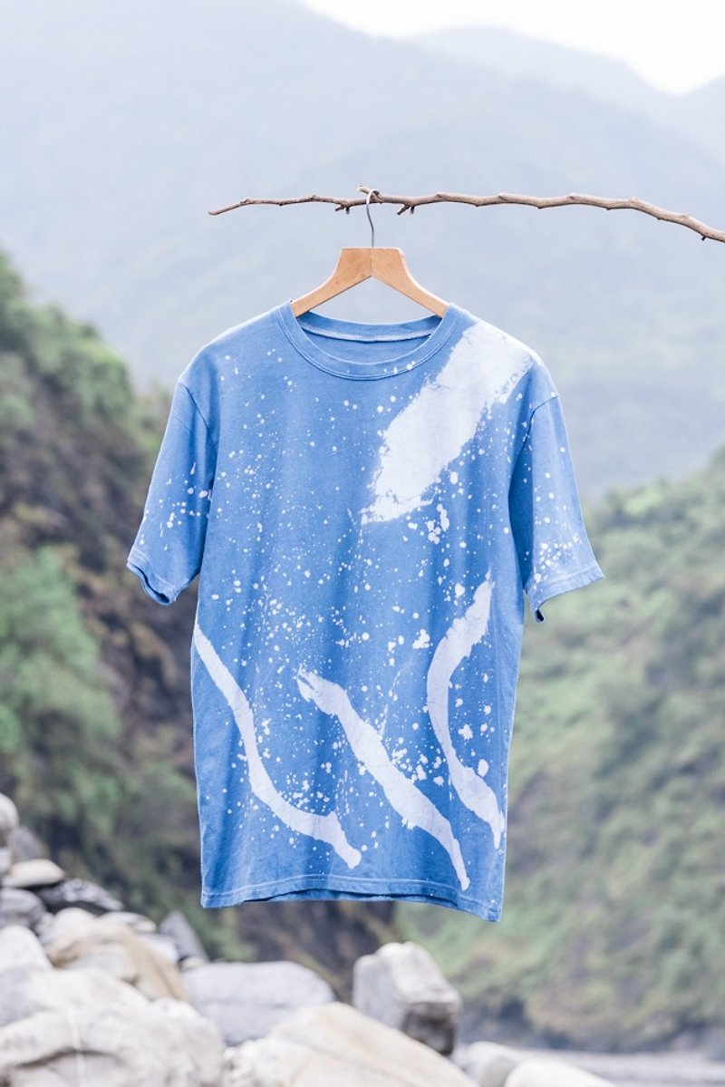 Free plant dye isvara hand Aizen Cosmos series cotton T-shirt - เสื้อยืดผู้หญิง - ผ้าฝ้าย/ผ้าลินิน สีน้ำเงิน