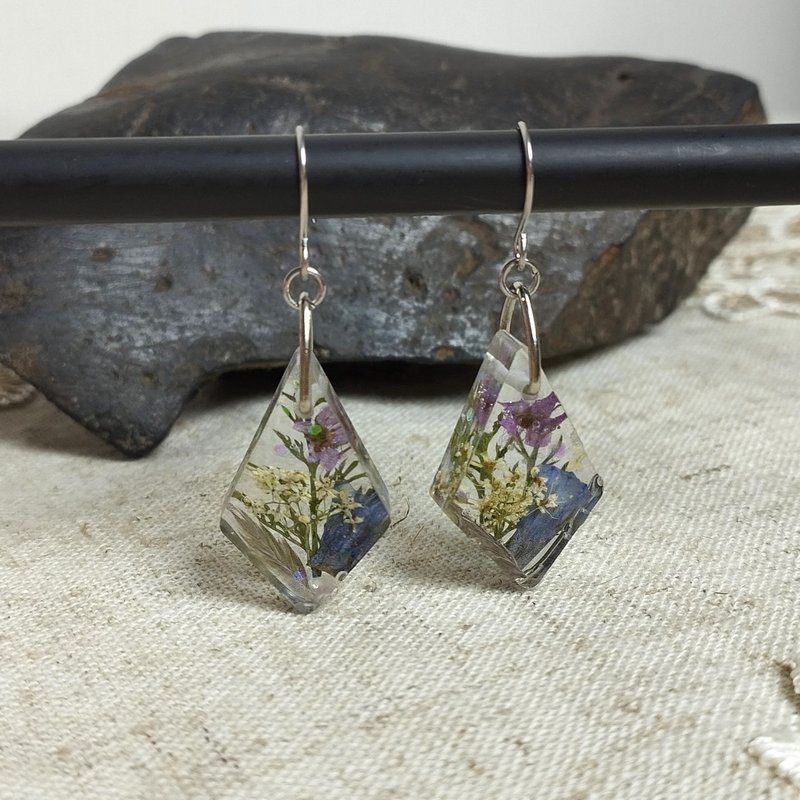 Elven earrings with wild flowers. Handmade resin earrings. - ต่างหู - เรซิน สีใส