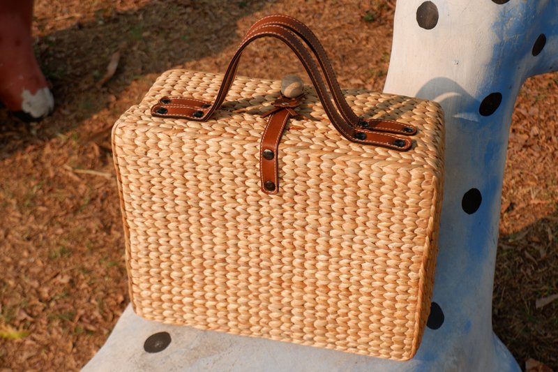 vintage luggage woven bag basket with leather handle travel bag - 行李箱/旅行袋 - 植物．花 