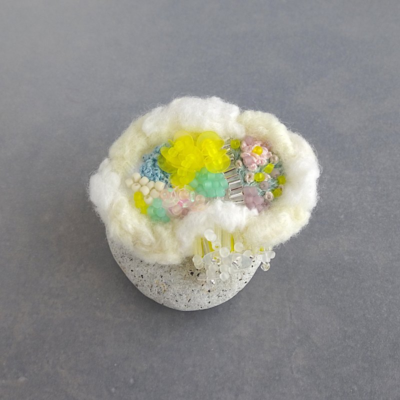 散歩４　羊毛×刺繍×ビーズのブローチ - 胸針 - 羊毛 白色