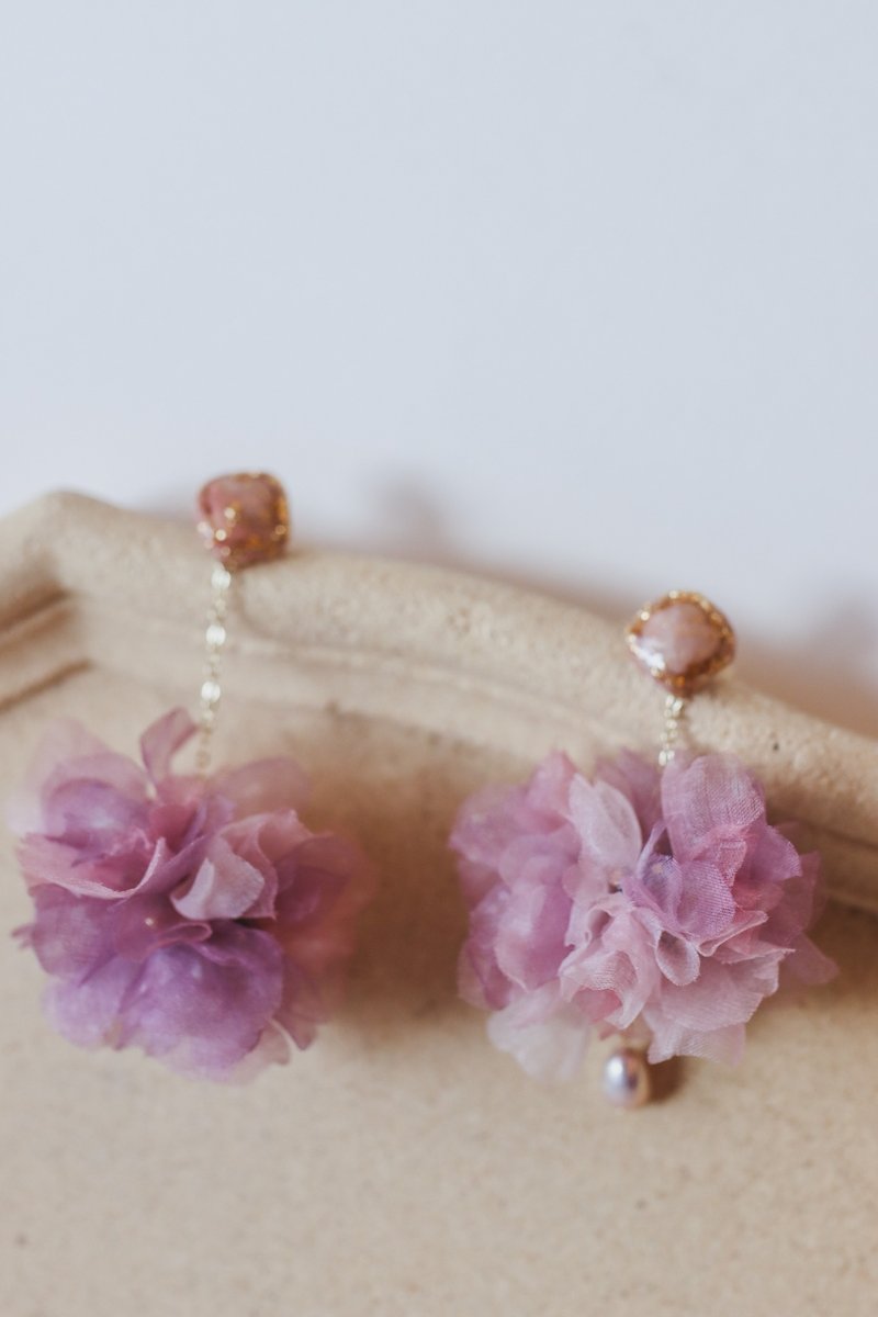 Hydrangea ball, hand-dyed yarn, asymmetrical earrings, freshwater pearls - Earrings & Clip-ons - Silk Pink