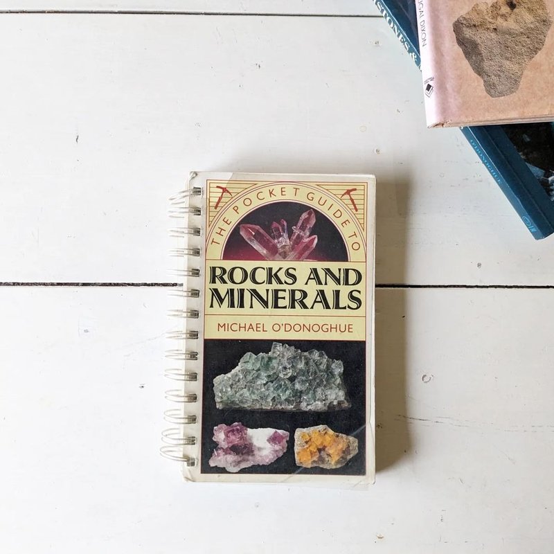 Rocks and Minerals Pocket Guides/Illustrated Books/Ancient Books/Old Books/Old Books - หนังสือซีน - กระดาษ ขาว