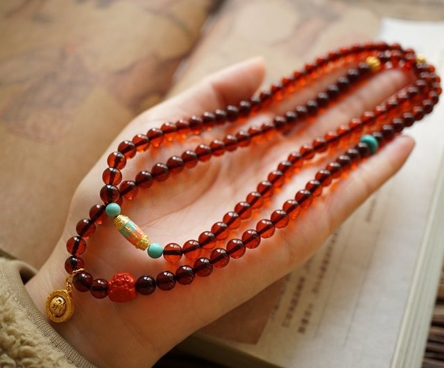 6mmの天然原石血珀に、古法銀と辰砂の装飾を組み合わせたデザイン。多